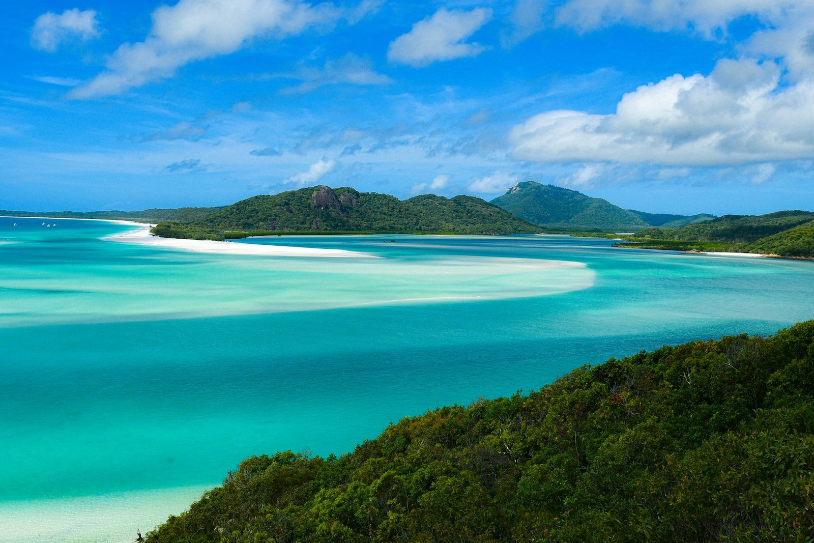 Turquoise water, white sandbars and green islands in the Whitsundays